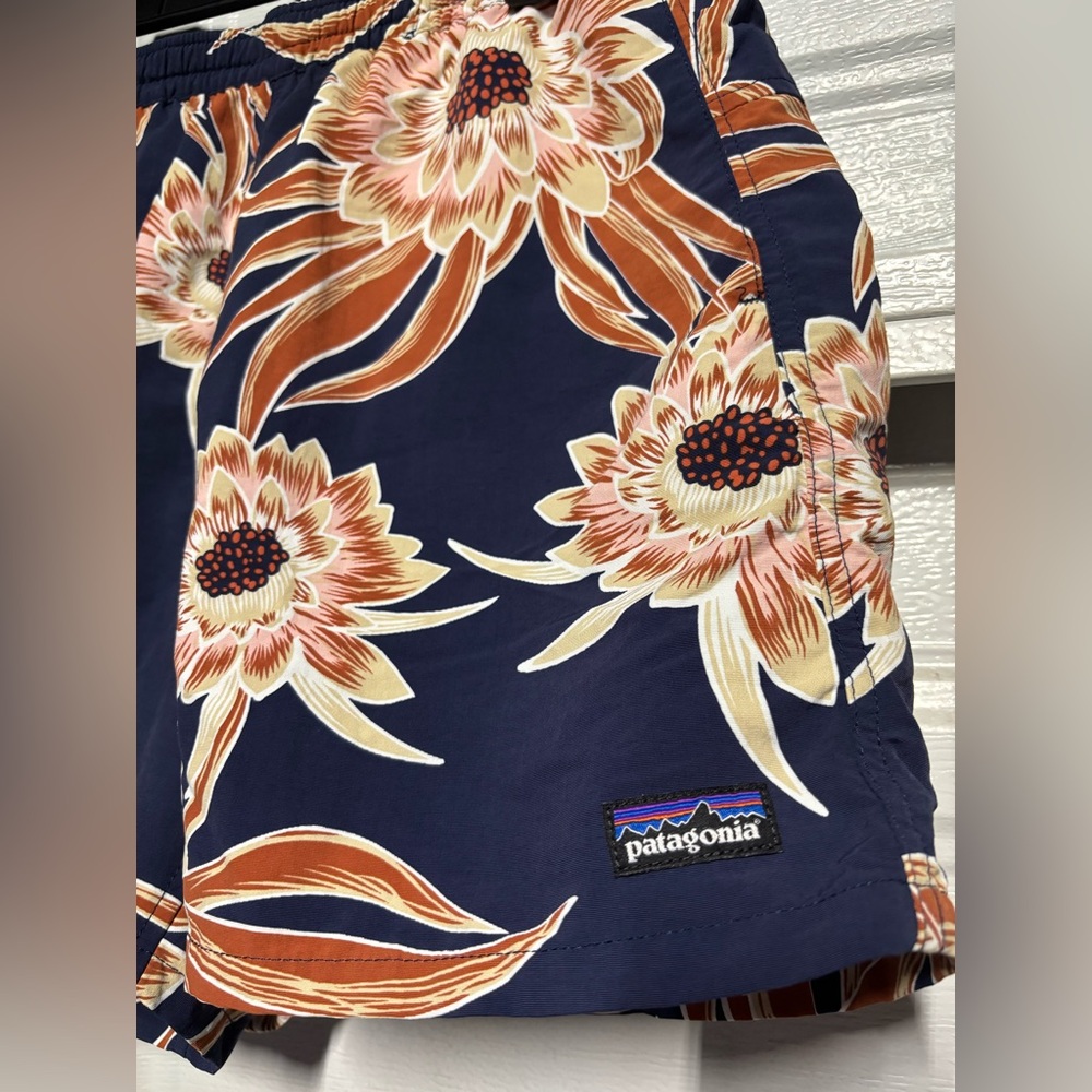 Patagonia Floral women’s Shorts - Navy and Brown